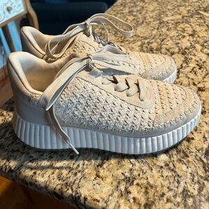 Dolce Vita Women's Cream Sneakers